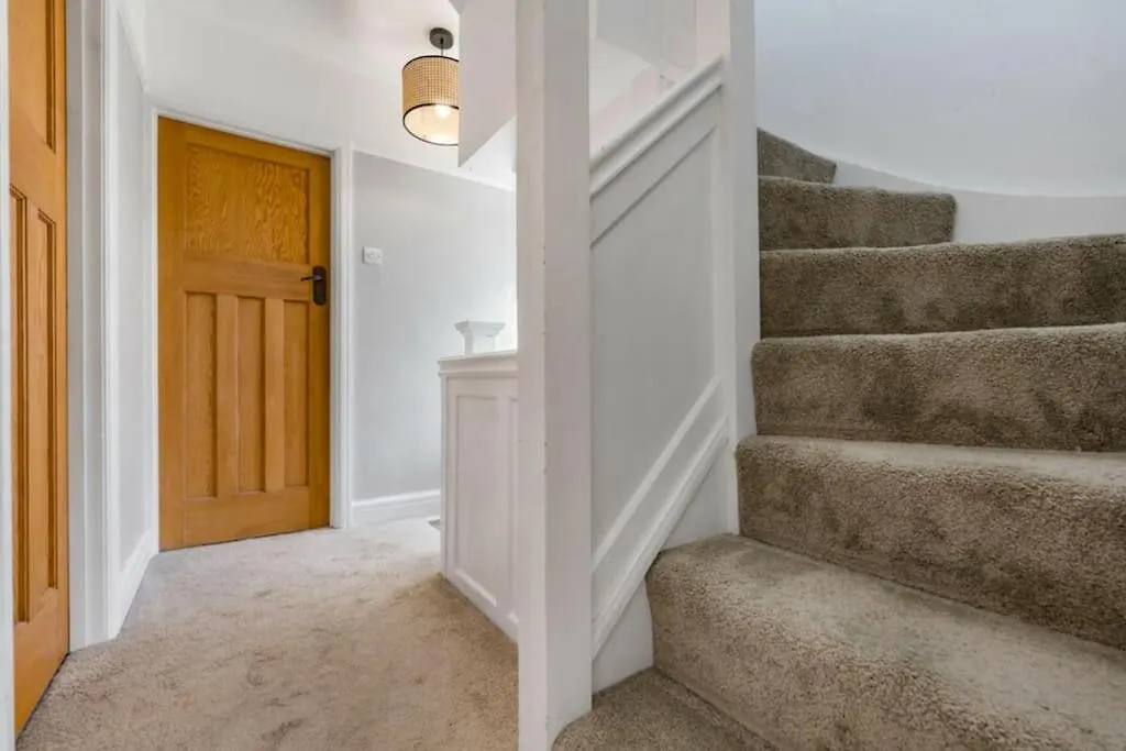 Cardiff Central Home Sleeps 11 Holiday home