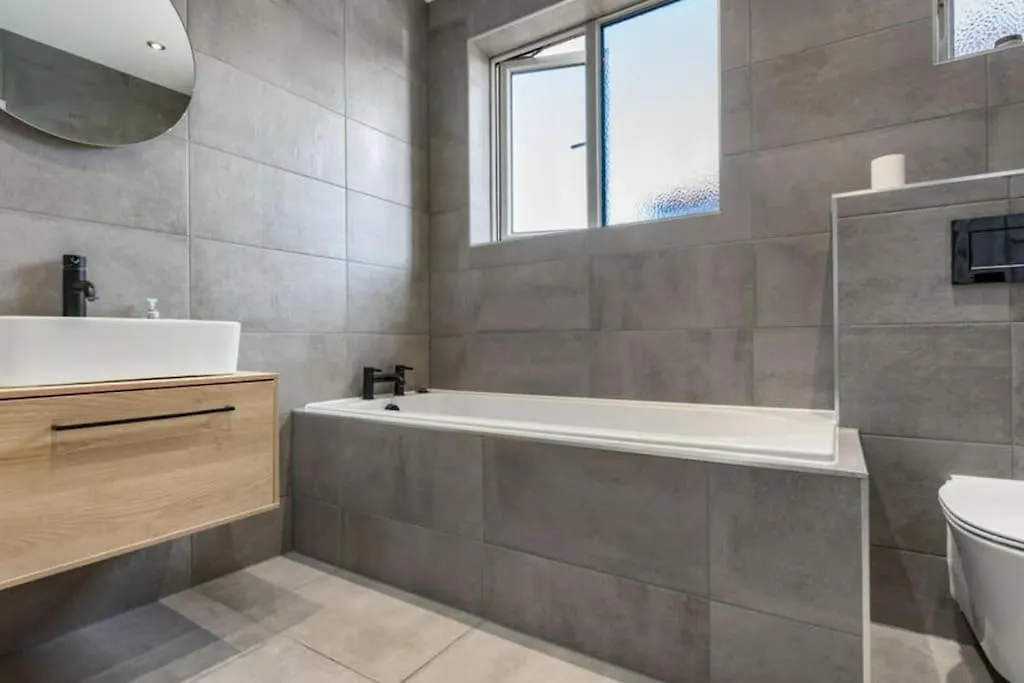 Cardiff Central Home Sleeps 11 0*,  United Kingdom