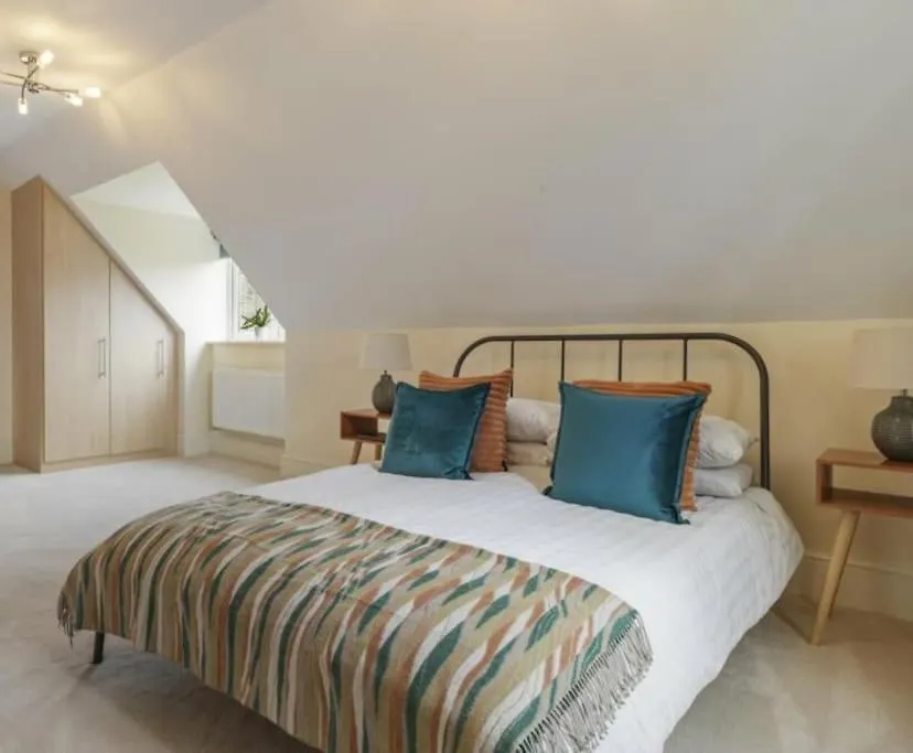 Cardiff Central Home Sleeps 11 0*,  United Kingdom