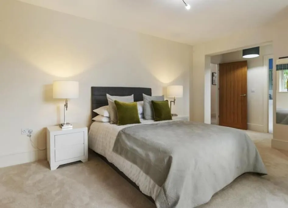 Cardiff Central Home Sleeps 11 0*,