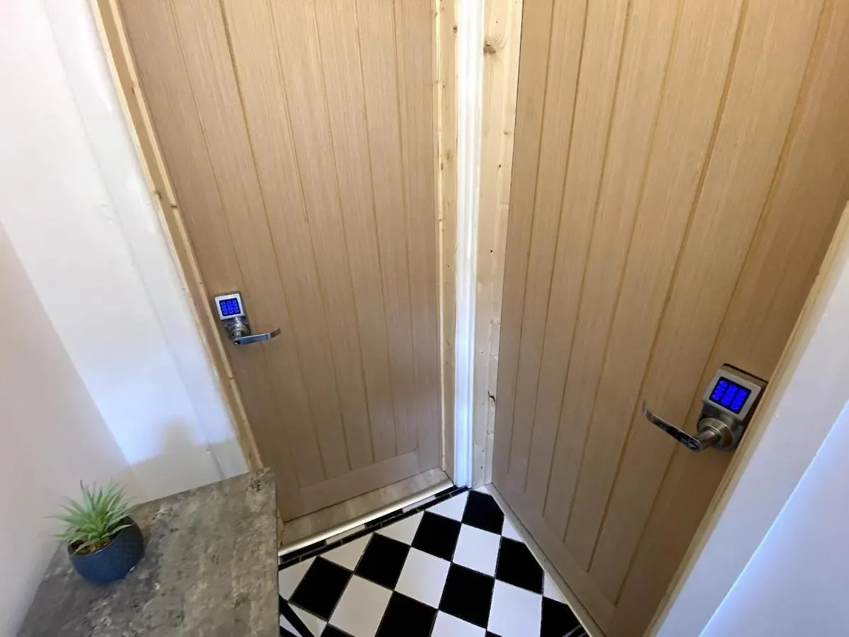 Holiday home Cardiff Central Home Sleeps 11 United Kingdom