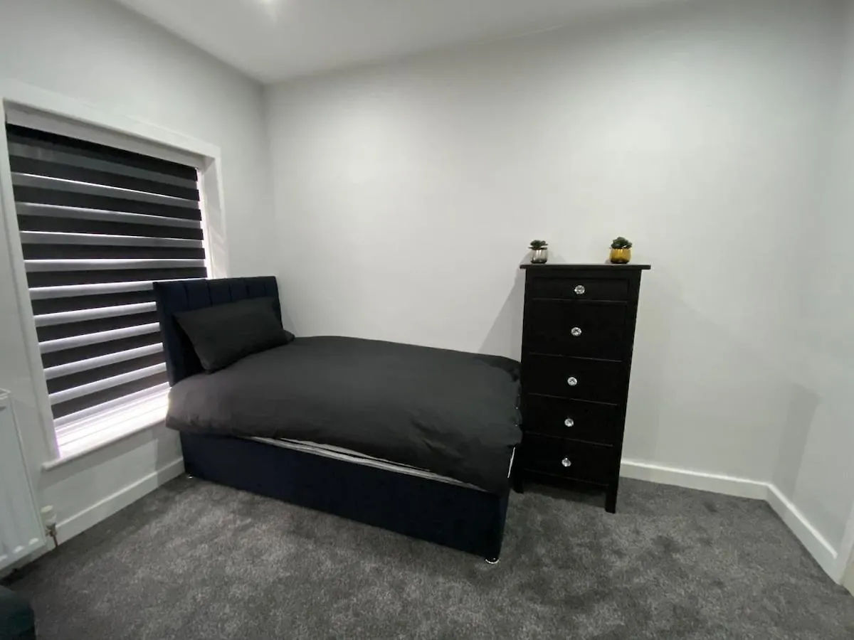 Cardiff Central Home Sleeps 11 0*,