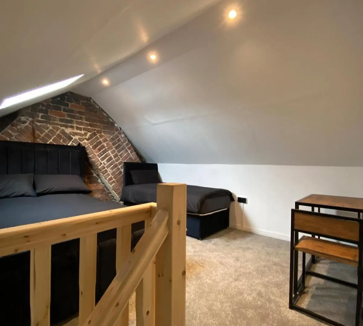 Cardiff Central Home Sleeps 11 Holiday home