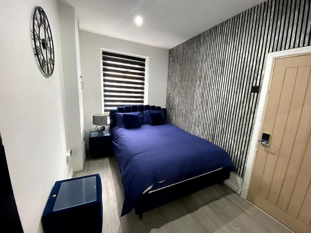 Cardiff Central Home Sleeps 11 Holiday home