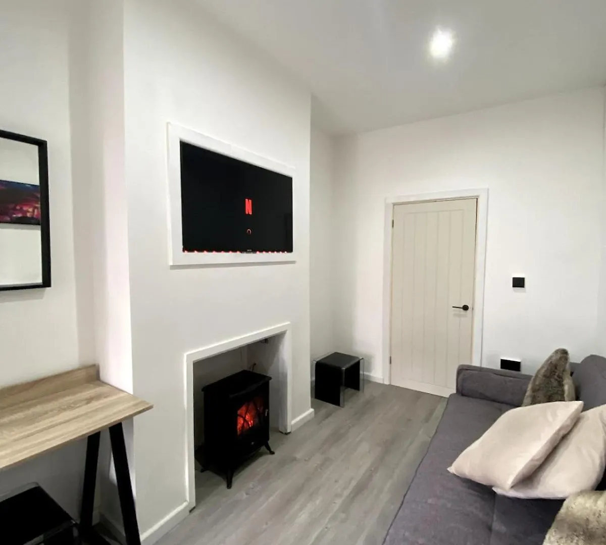 Cardiff Central Home Sleeps 11 0*,