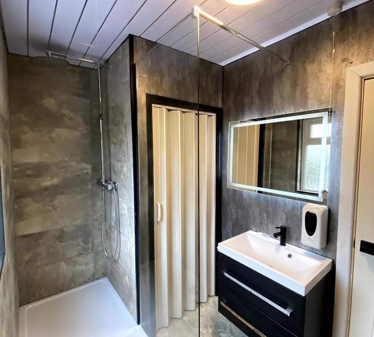 Holiday home Cardiff Central Home Sleeps 11