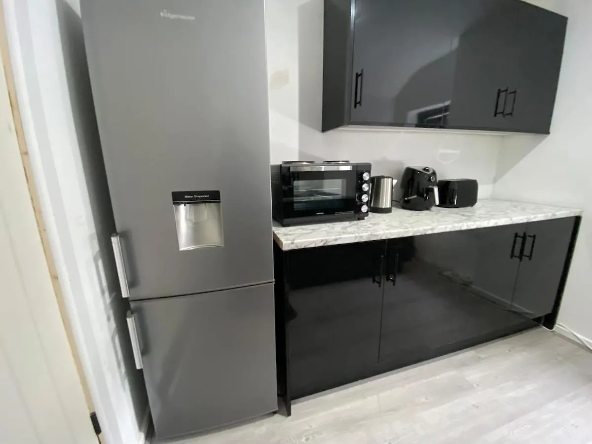Cardiff Central Home Sleeps 11 Holiday home