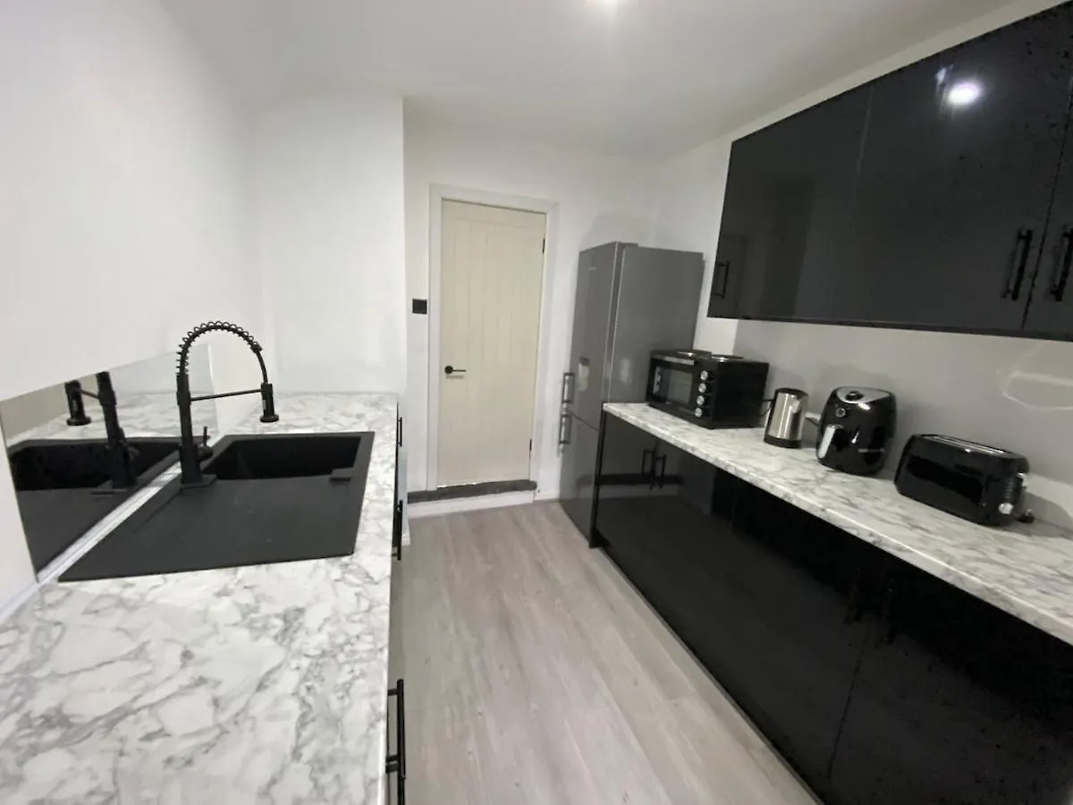 Cardiff Central Home Sleeps 11 0*,