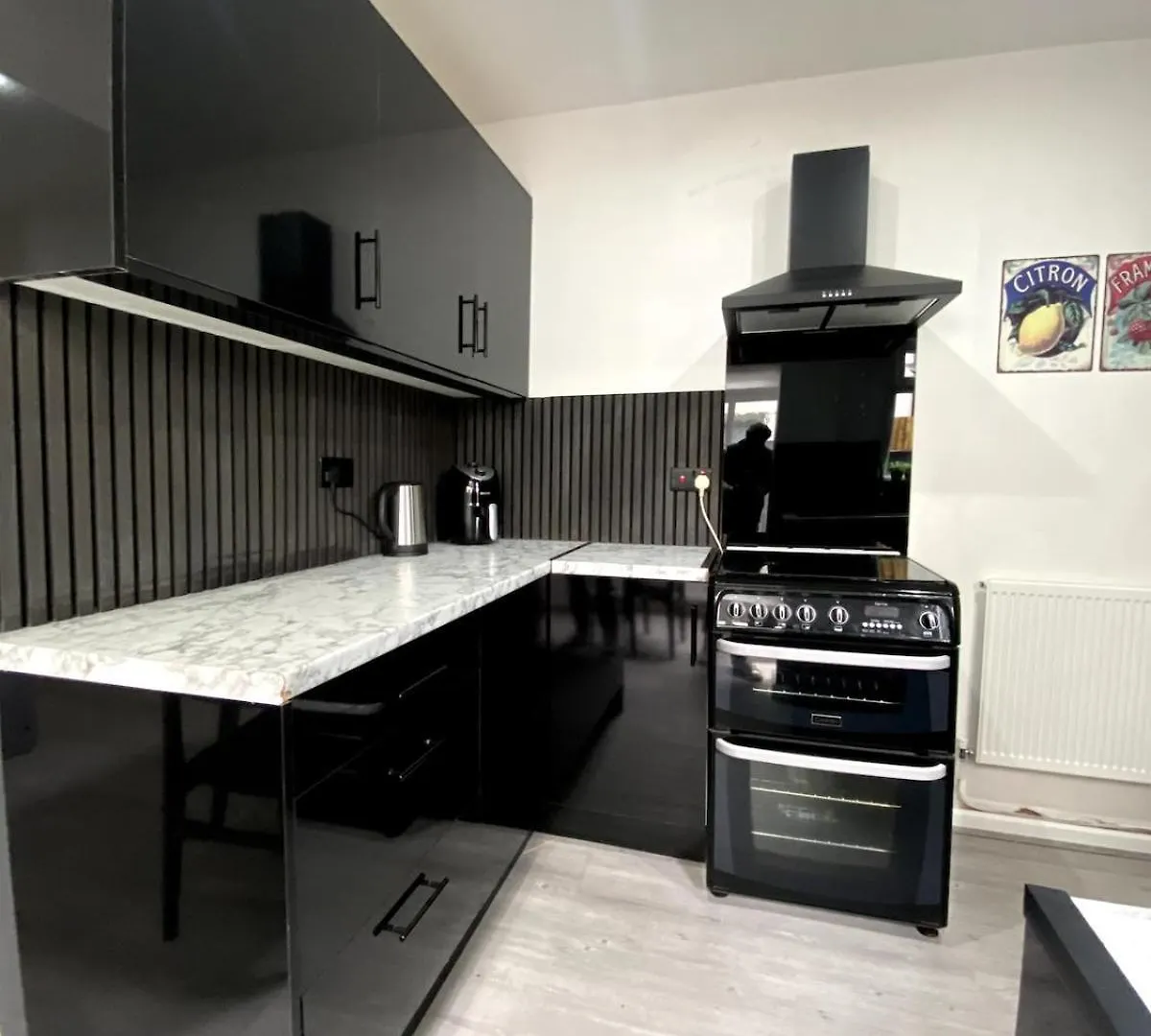Cardiff Central Home Sleeps 11 Holiday home