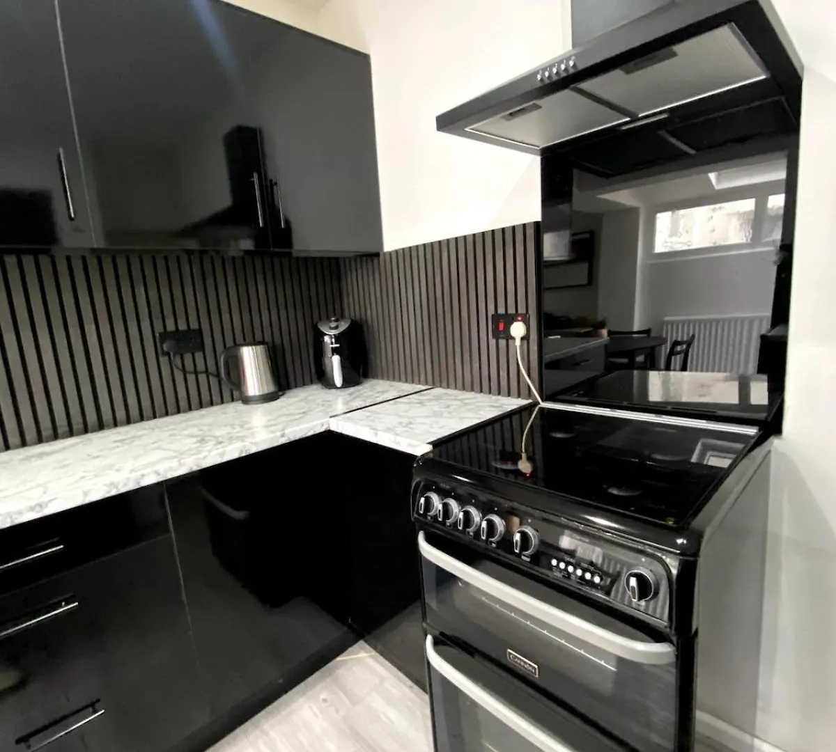 Cardiff Central Home Sleeps 11 Holiday home
