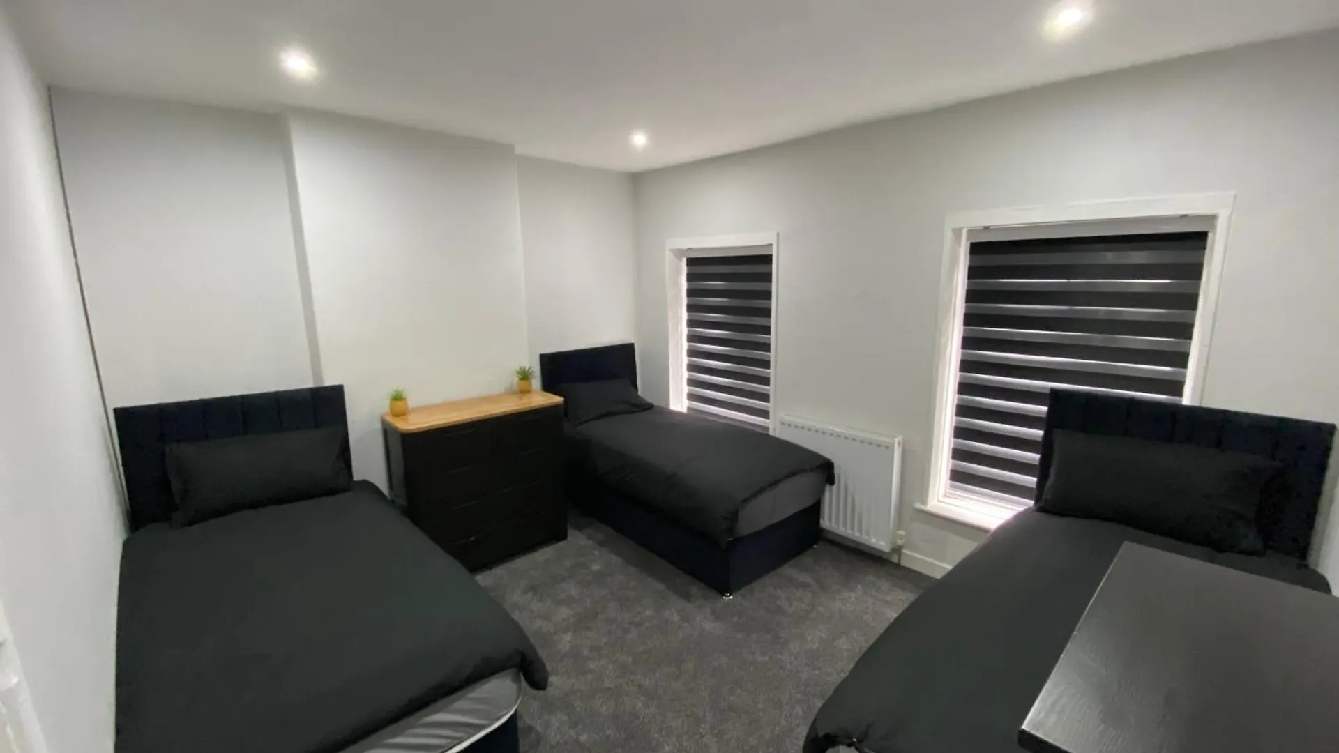 Cardiff Central Home Sleeps 11 Holiday home